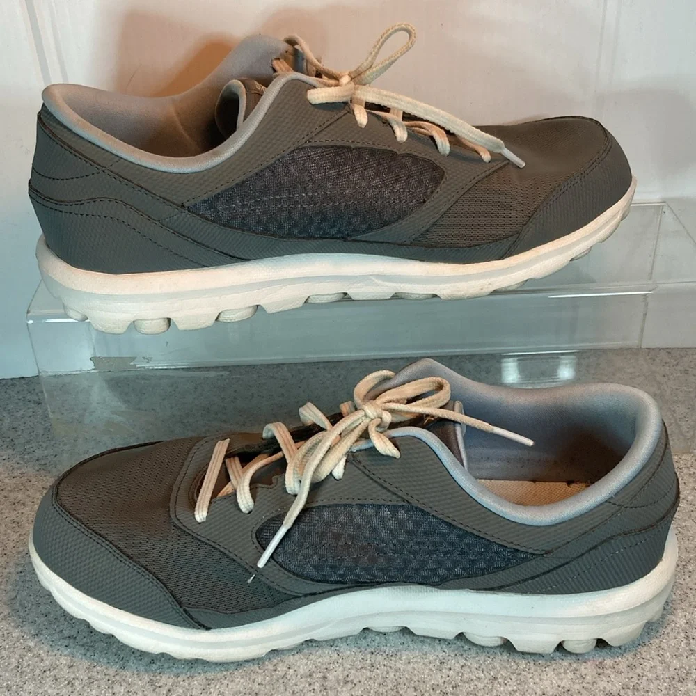 Women’s size 10 light gray‎ sketchers go walk tennis shoes. Fc 2